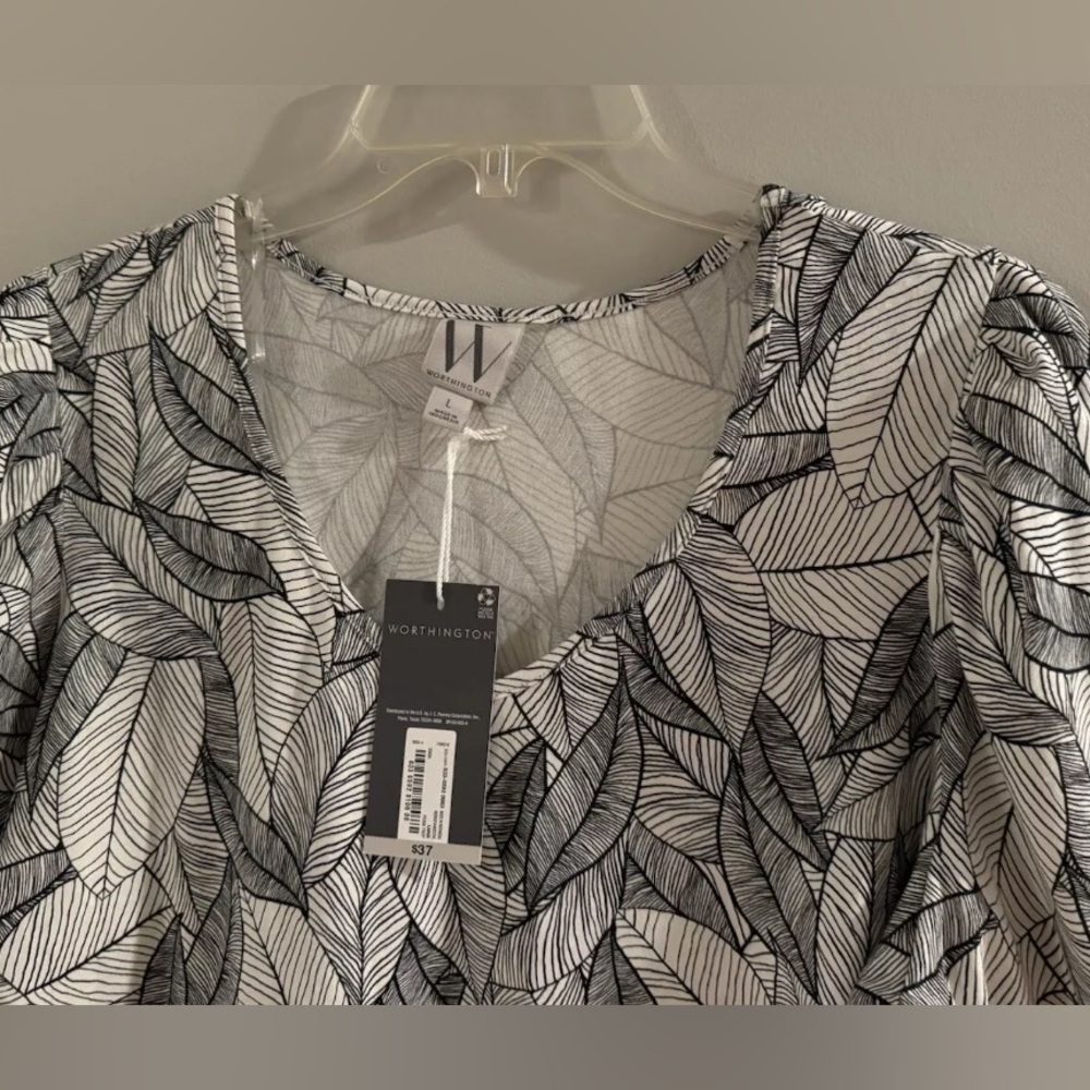 NWT ~ Worthington Short Sleeve V Neck Blouse Fiona Trop print - Picture 2 of 7